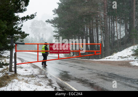 Glenmore, Schottland. 22. Februar 2015. UK-Wetter: Wie starkem Wind und Schneegestöber in den Cairngorms, Schottisches Hochland zu gelangen das Skizentrum am Cairngorm Mountain ist gezwungen, zu schließen, und die Schnee-Tore Glenmore Ski unterwegs sind verschlossen, Verwehrung des Zugangs für alle Fahrzeuge. Schottland, Vereinigtes Königreich. Bildnachweis: Julie Fryer/Alamy Live-Nachrichten Stockfoto