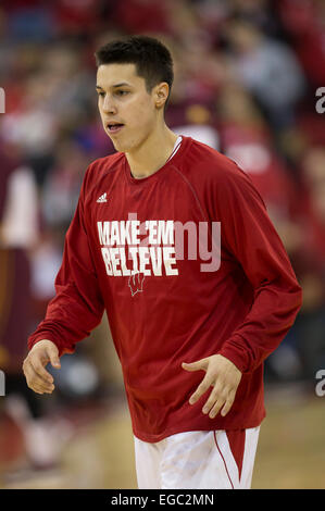 21. Februar 2015: Wisconsin Badgers Wache Bronson Koenig #24 bereitet sich auf die NCAA Basketball-Spiel zwischen dem Wisconsin Badgers und Minnesota Golden Gophers am Kohl Center in Madison, Wisconsin. Wisconsin besiegte Minnesota 63-53. John Fisher/CSM Stockfoto