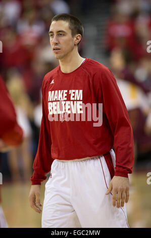 21. Februar 2015: Wisconsin Badgers Wache Josh Gasser #21 bereitet sich auf die NCAA Basketball-Spiel zwischen dem Wisconsin Badgers und Minnesota Golden Gophers am Kohl Center in Madison, Wisconsin. Wisconsin besiegte Minnesota 63-53. John Fisher/CSM Stockfoto