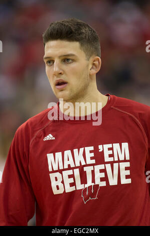 21. Februar 2015: Wisconsin Badgers Wache Zak Showalter #3 bereitet sich auf die NCAA Basketball-Spiel zwischen dem Wisconsin Badgers und Minnesota Golden Gophers am Kohl Center in Madison, Wisconsin. Wisconsin besiegte Minnesota 63-53. John Fisher/CSM Stockfoto