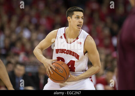 21. Februar 2015: Wisconsin Badgers Wache Bronson Koenig #24 sieht bei den NCAA Basketball-Spiel zwischen dem Wisconsin Badgers und Minnesota Golden Gophers im Kohl Center in Madison, WI übergeben. Wisconsin besiegte Minnesota 63-53. John Fisher/CSM Stockfoto