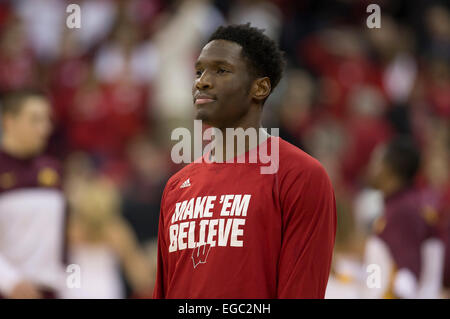 21. Februar 2015: Wisconsin Badgers weiterleiten Nigel Hayes #10 bereitet für das NCAA Basketball-Spiel zwischen dem Wisconsin Badgers und Minnesota Golden Gophers am Kohl Center in Madison, Wisconsin. Wisconsin besiegte Minnesota 63-53. John Fisher/CSM Stockfoto