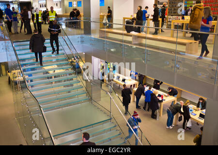 Apple Store, sehr beschäftigt Store, wo viele Apple-Produkte verkauft werden, Iphone 6 plus, Ipad Air 2.235 Regent Street, London W1 Stockfoto