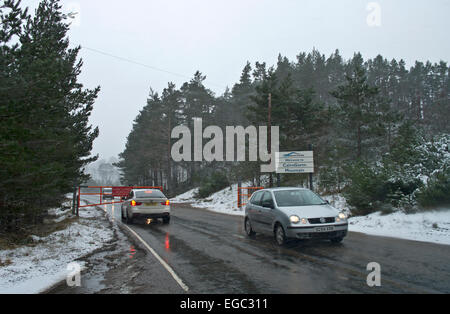 Glenmore, Schottland. 22. Februar 2015. UK-Wetter: Wie starkem Wind und Schneegestöber in den Cairngorms, Schottisches Hochland zu gelangen ist das Skizentrum am Cairngorm Mountain gezwungen, wegen der widrigen Bedingungen zu schließen. Ein Auto wird der Zugriff auf die Ski-Straße verweigert die Schnee-Tore bei Glenmore geschlossen sind, sowie andere Fahrzeuge verlassen den Berg. Schottland UK Credit: Julie Fryer/Alamy Live-Nachrichten Stockfoto