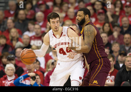 21. Februar 2015: Wisconsin Badgers weiterleiten Frank Kaminsky #44 Beiträge oben während der NCAA Basketball-Spiel zwischen den Wisconsin Badgers und Minnesota Golden Gophers am Kohl Center in Madison, Wisconsin. Wisconsin besiegte Minnesota 63-53. John Fisher/CSM Stockfoto