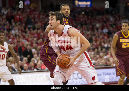 21. Februar 2015: Wisconsin Badgers forward Frank Kaminsky #44 Drehungen und fährt in Richtung Korb für eine Punktzahl während der NCAA Basketball-Spiel zwischen der Wisconsin Badgers und Minnesota Golden Gophers im Kohl Center in Madison, WI. Wisconsin besiegte Minnesota 63-53. John Fisher/CSM Stockfoto