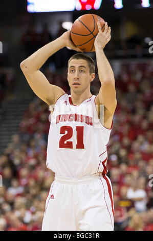 21. Februar 2015: Wisconsin Badgers Wache Josh Gasser #21 sieht bei den NCAA Basketball-Spiel zwischen dem Wisconsin Badgers und Minnesota Golden Gophers im Kohl Center in Madison, WI übergeben. Wisconsin besiegte Minnesota 63-53. John Fisher/CSM Stockfoto