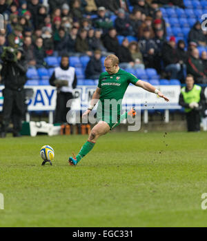 Reading, UK. 22. Februar 2015. Aviva Premiership. London Irish gegen Leicester Tigers. Shane Geraghty kickt für Ziel. © Aktion Plus Sport/Alamy Live-Nachrichten Stockfoto