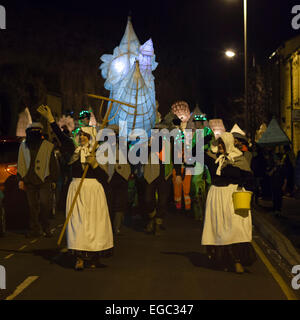 Man, Yorkshire, Großbritannien. 21. Februar 2015. Die Prozession der "Wahrzeichen" unter dem Motto Laternen schlängelt sich rund um das Dorf. Dies ist der 30. Jahrestag der Moonraking in man. Bildnachweis: David Preston/Alamy Live-Nachrichten Stockfoto