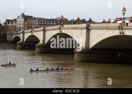 Putney, London, UK. 22. Februar 2015. Ruderer aus verschiedenen Clubs üben auf der Themse in Putney Credit: Amer Ghazzal/Alamy Live-Nachrichten Stockfoto