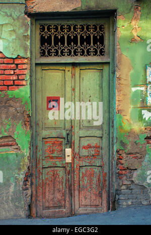 Die alte Grunge Holztür mit abblätternde Farbe Stockfoto