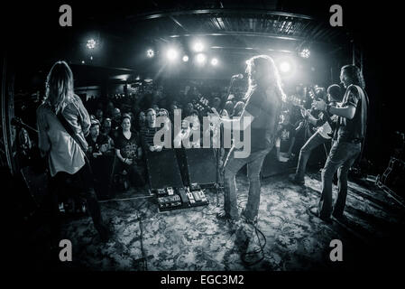 Toronto, Ontario, Kanada. 22. Februar 2015. US-amerikanische Heavy-Metal-Sänger und Gitarrist JOHN CORABI führt bei der Rockpile Night-Club in Toronto. Bildnachweis: Igor Vidyashev/ZUMA Draht/Alamy Live-Nachrichten Stockfoto