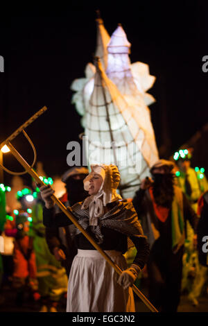 Man, Yorkshire, Großbritannien. 21. Februar 2015. Eine Moonraking Frau führt den Laternenumzug durch das Dorf. Dies ist der 30. Jahrestag der Moonraking in man. Bildnachweis: David Preston/Alamy Live-Nachrichten Stockfoto