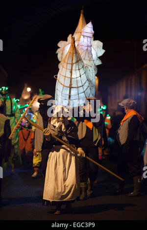 Man, Yorkshire, Großbritannien. 21. Februar 2015. Eine Moonraking Frau führt den Laternenumzug durch das Dorf. Dies ist der 30. Jahrestag der Moonraking in man. Bildnachweis: David Preston/Alamy Live-Nachrichten Stockfoto