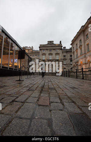 Somerset House, London, UK. 22. Februar 2015. Regen greift der London Fashion Week. Bildnachweis: Chris Yates/Alamy Live-Nachrichten Stockfoto