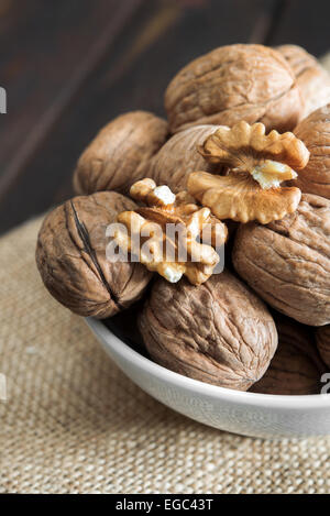 weiße Tasse Walnüsse auf alten Holz Hintergrund Stockfoto