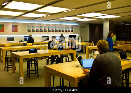 Apple Store, sehr beschäftigt Store, wo viele Apple-Produkte verkauft werden, Iphone 6 plus, Ipad Air 2.235 Regent Street, London W1 Stockfoto