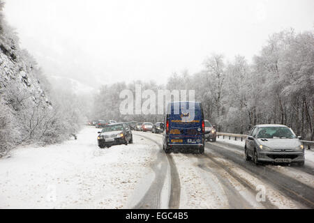 Luss, Schottland. 22. Februar 2015. Ein Auto rutscht auf und abseits der Straße aufgrund von Schnee und Eis auf der A82 zwischen Luss und Tarbet Credit: PictureScotland/Alamy Live News Stockfoto
