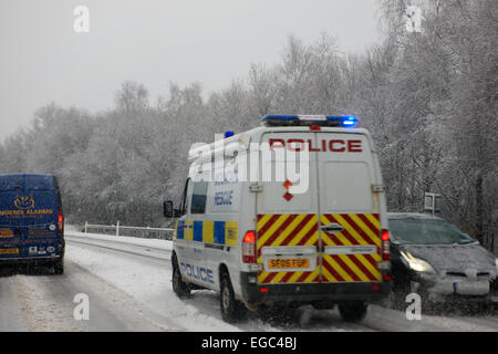 Luss, Schottland. 22. Februar 2015. Polizei Bergrettung auf verschneiten und vereisten A82 in der Nähe von Luss zu hetzen, um einen Vorfall. Bildnachweis: PictureScotland/Alamy Live-Nachrichten Stockfoto