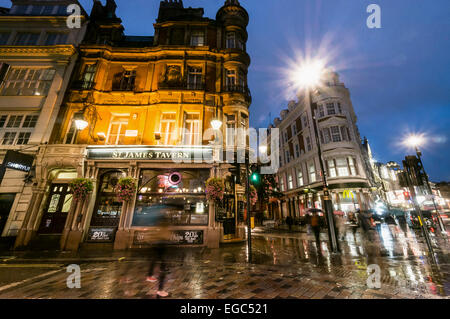 St. James Taverne, Regen, West End, Soho, London, UK Stockfoto