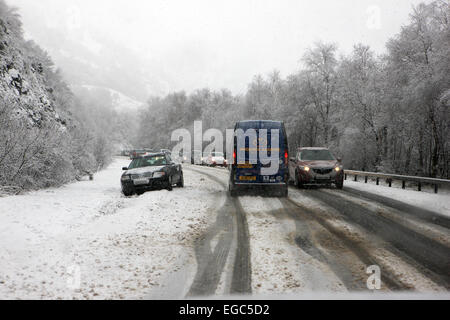 Luss, Schottland. 22. Februar 2015. Traffic-Schleudern von der Straße auf dem Schnee und Eis auf der A82 zwischen Luss und Tarbet. Bildnachweis: PictureScotland/Alamy Live-Nachrichten Stockfoto
