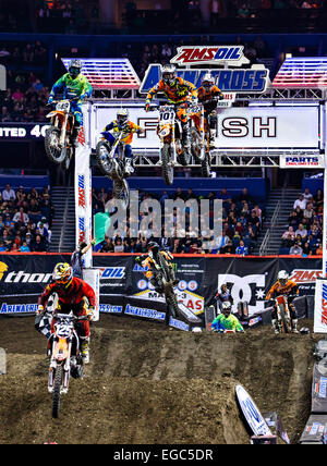 Tampa, Florida, USA. 22. Februar 2015. Fahrer den Sprung bei der AMSOIL Arenacross Amalie Arena in Tampa FL. Kredit: Csm/Alamy Live-Nachrichten Stockfoto