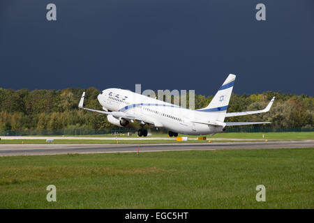 Zürich - 21.September: Flugzeuge vorbereiten nehmen Sie im Terminal A des Flughafens Zürich am 21. September 2014 in Zürich, richtet Stockfoto