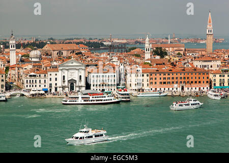 Historische Gebäude und Boote auf dem Markusplatz Kanal, Venedig, Italien Stockfoto