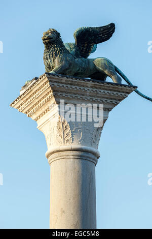 Statue des St.-Markus Löwe auf Spalte, Markusplatz, Venedig, Italien Stockfoto