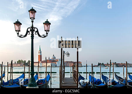 Gondeln Dock, Laternenpfahl und Kirche San Giorgio Maggiore in Venedig, Italien Stockfoto