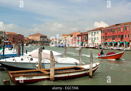 Häuser und Boote am Kanal, Insel Murano, Venedig, Italien Stockfoto