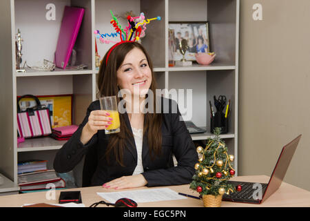 Niedliche Geschäftsfrau im Büro am computer Stockfoto