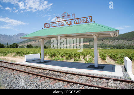 Rickety Bridge Weingut Bahnhof in Franschhoek Valley Südafrika betreibt eine Bahn Straßenbahn hier geben Touristen eine Fahrt Stockfoto