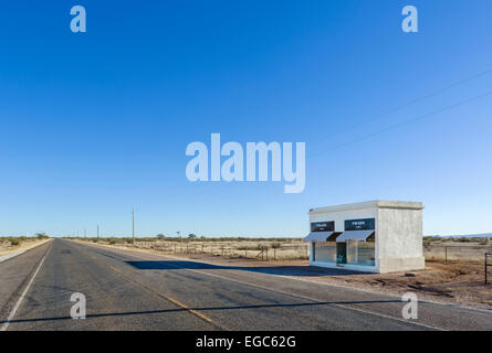 Prada Marfa durch Künstler Elmgreen und Dragset, eine permanente Kunstinstallation auf uns 90, Valentine, in der Nähe von Marfa, Texas, USA Stockfoto