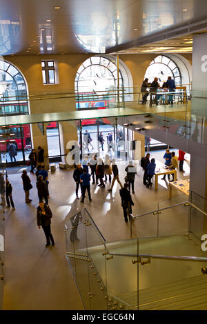 Apple Store, sehr beschäftigt Store, wo viele Apple-Produkte verkauft werden, Iphone 6 plus, Ipad Air 2.235 Regent Street, London W1 Stockfoto