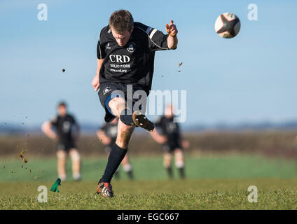 Rugby-Spieler treten Konvertierung. Stockfoto