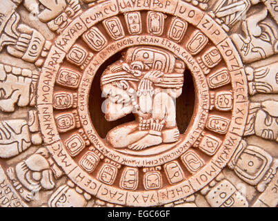 Fragment der Maya-symbolische Sonne auf dem Stein geschnitzt Stockfoto