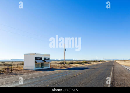 Prada Marfa durch Künstler Elmgreen und Dragset, eine permanente Kunstinstallation auf uns 90, Valentine, in der Nähe von Marfa, Texas, USA Stockfoto