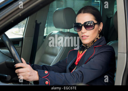 Business-Frau in einem Auto direkt in die Kamera schauen Stockfoto