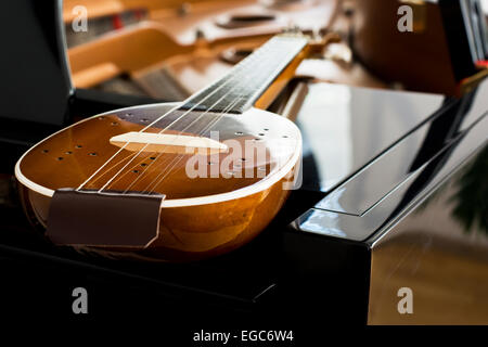 Musikinstrument aus Balkan Tamburitza Closeup platziert auf einem Konzert-Klavier Stockfoto