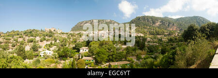 Panoramablick auf die wunderschöne Stadt von Valldemossa, Mallorca, Spanien Stockfoto