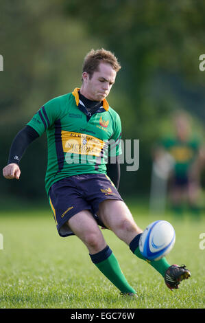 Rugby-Spieler treten Konvertierung. Stockfoto