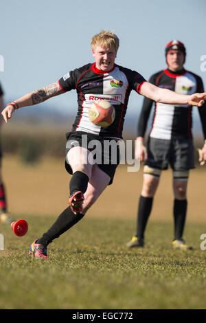 Rugby-Spieler treten Konvertierung. Stockfoto