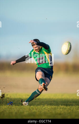 Rugby-Spieler treten Konvertierung. Stockfoto