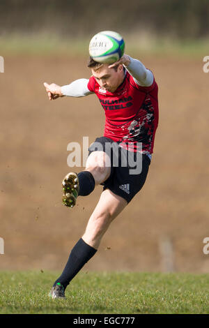 Rugby-Spieler treten Konvertierung. Stockfoto