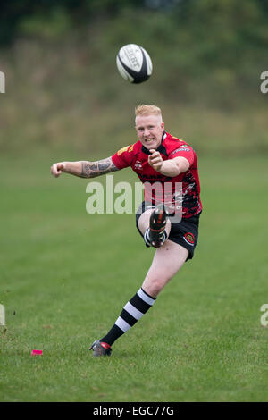 Rugby-Spieler treten Konvertierung. Stockfoto