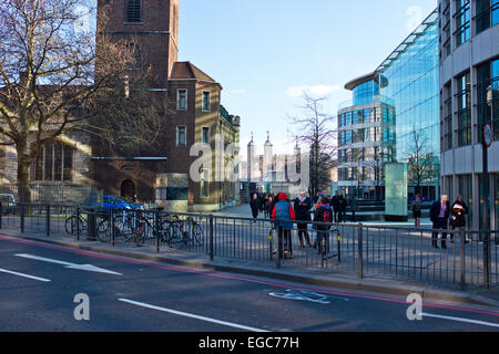 Touristen außerhalb der Tower of London und die Themse, genießen einen sonnigen Tag im Frühling, kollektive modernen und alten Gebäuden, London Stockfoto