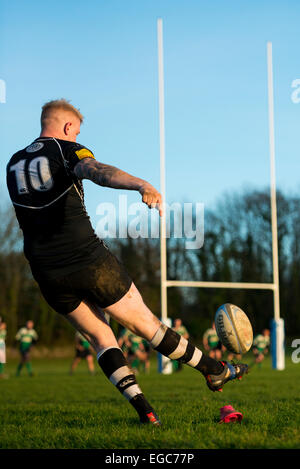 Rugby-Spieler in Aktion treten Konvertierung. Stockfoto