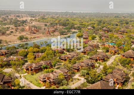 Das luxuriöse Aureum Palace Hotel gesehen vom Aussichtsturm Bagan, Bagan, Myanmar (Burma), Asien Stockfoto