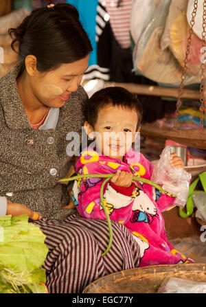 Eine burmesische Mutter und Kind, Mani Sithu Markt, Nyaung U Dorf, Bagan Myanmar (Burma), Asien Stockfoto